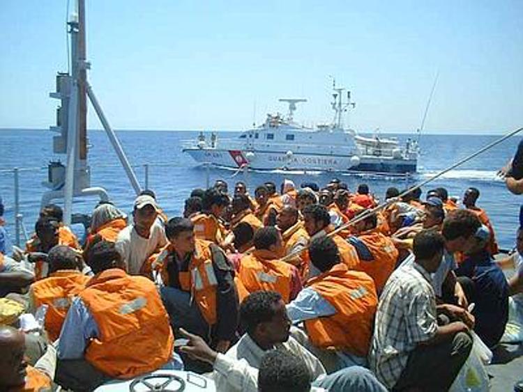 Soccorsi 596 migranti a sud di Lampedusa. Due le imbarcazioni con oltre 60 bambini