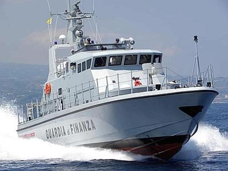 Immigrati, 2 donne incinte tra i tunisini salvati da Guardia Costiera al largo di Pantelleria