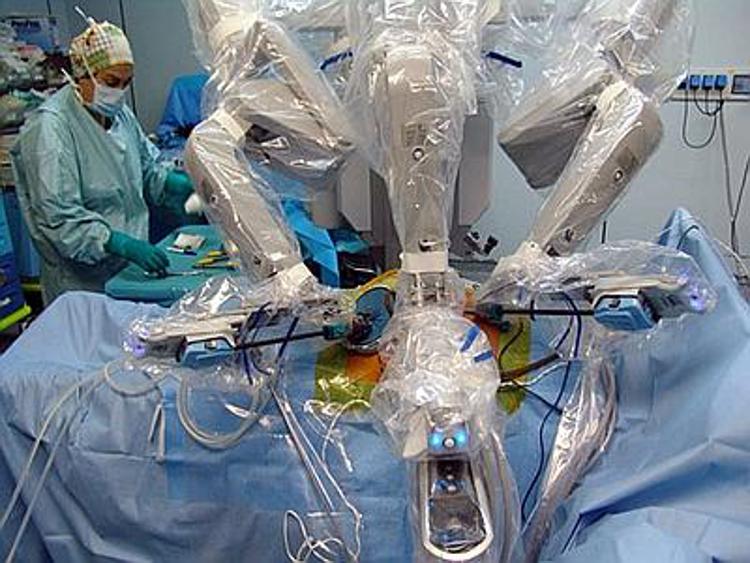 Sanità, chirurgia robotica: a Milano interventi a vescica senza tagli