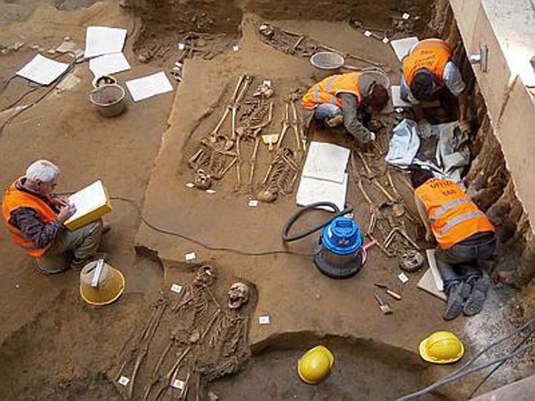 Sotto gli Uffizi un cimitero di tarda età romana con sessanta scheletri