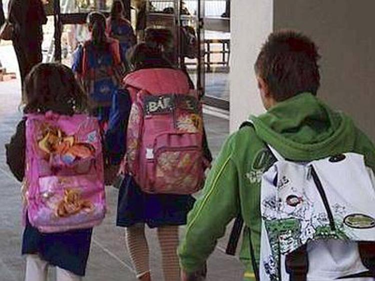 Incomprensione tra genitori, figlia di 9 anni resta a scuola per oltre 4 ore