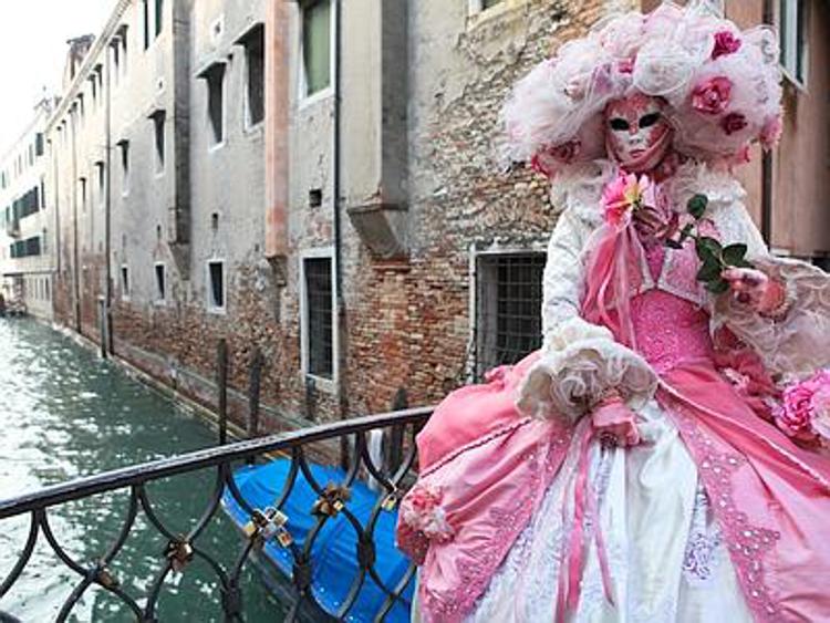 Carnevale bagnato a Venezia, pioggia e acqua alta per il martedì grasso