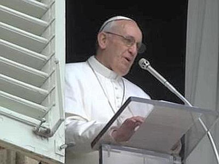 Papa Francesco ai fedeli all'Angelus: ''Portate sempre un Vangelo tascabile''