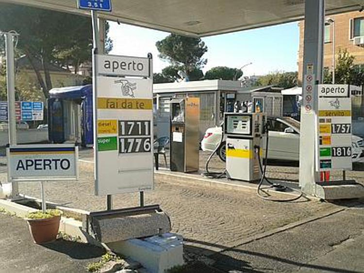 Fisco e benzina, nessuno come noi In Italia le tasse più alte d'Europa