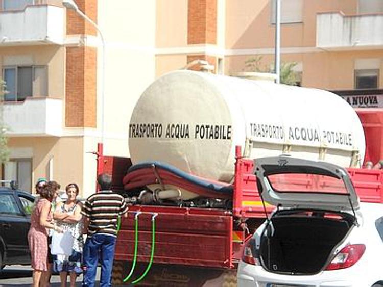 Caserta, servizio distribuzione acqua con autobotti a Casal di Principe