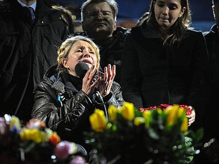 Ucraina, Parlamento licenzia Yanukovich Tymoshenko libera: 