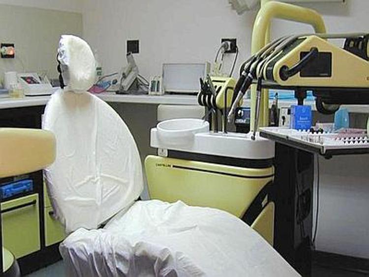 Odontotecnico si spacciava per dentista: denunciato dal Nas Brescia