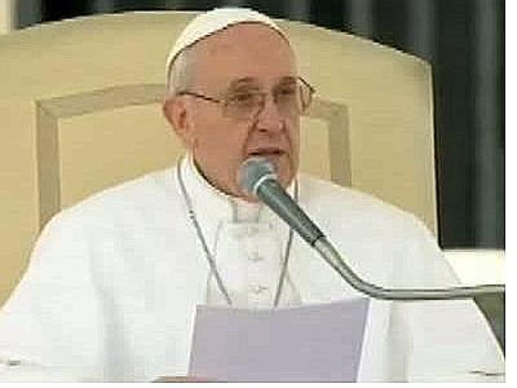 Papa: 'Vergogna salutare perché ci fa umili' E per il forte vento gli vola la papalina