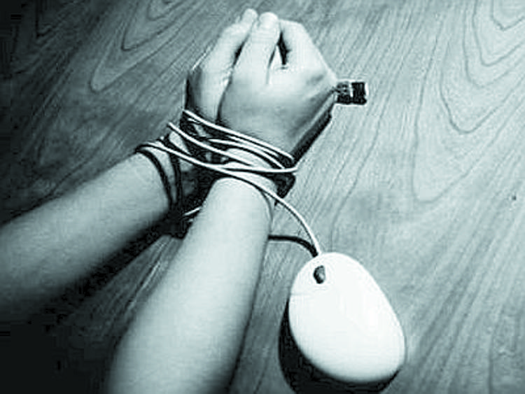 Internet, la polizia arresta dieci pedofili Scambiavano materiale nel 'deep web'