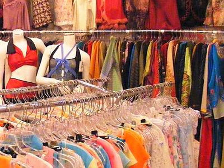 Centinaia di scarpe e vestiti sequestrati in negozio cinese a Gozzano