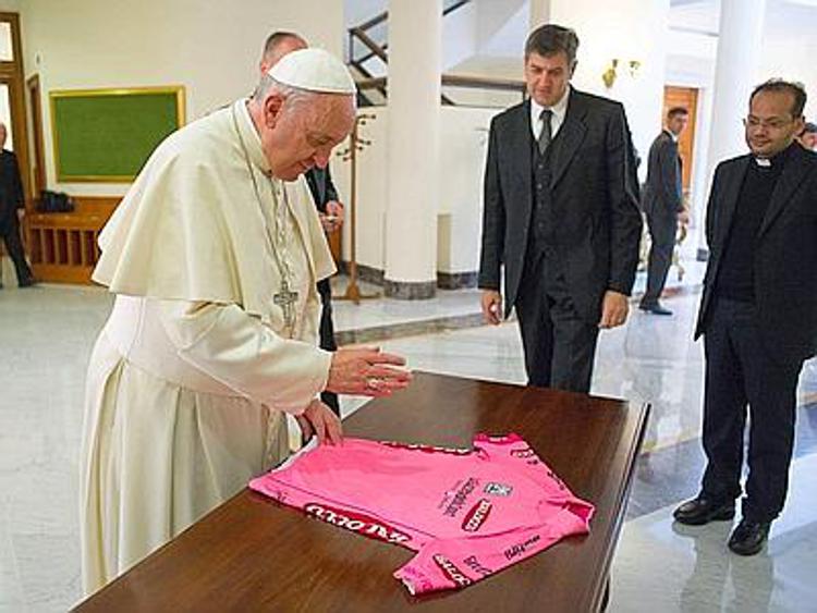 Giro d'Italia, Papa Francesco benedice la maglia rosa