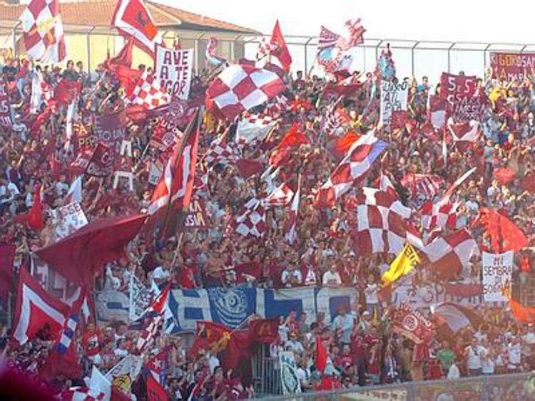 Striscione contro Bandecchi allo stadio di Livorno. Sindaco: ''Cessione club resti questione sportiva''