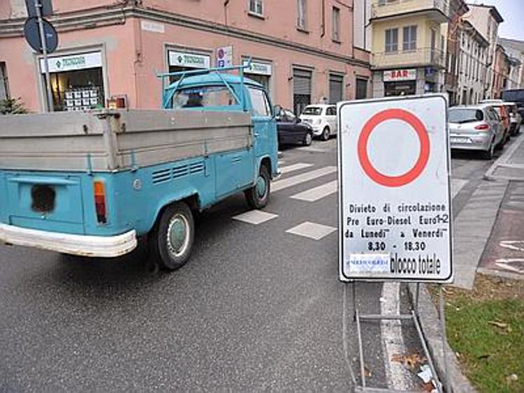 Varese, da domani limitazioni traffico per superamento del limite di Pm10