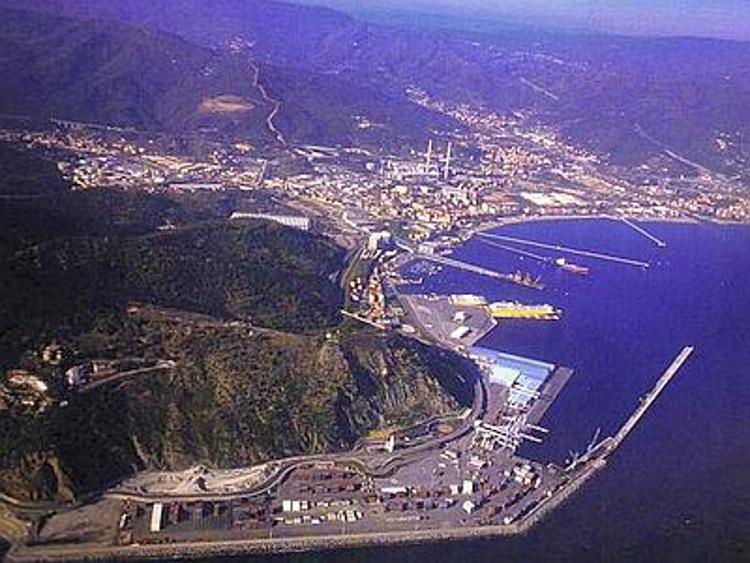 Sversamento di olio combustibile in porto di Vado Ligure, nessun danno ambientale