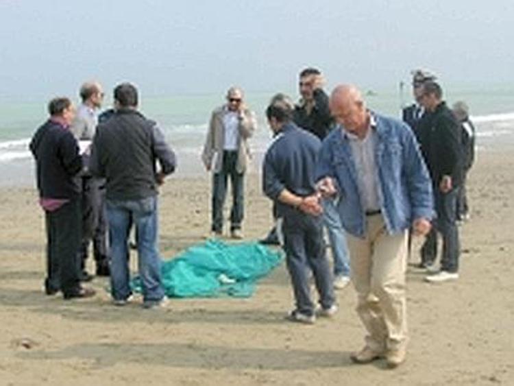 Cagliari, trovata morta sulla spiaggia: al setaccio casi donne scomparse