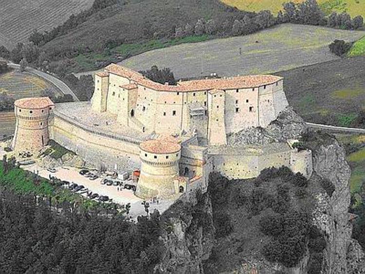 Rocca di San Leo a rischio, dopo la frana sgomberate dieci case del centro storico