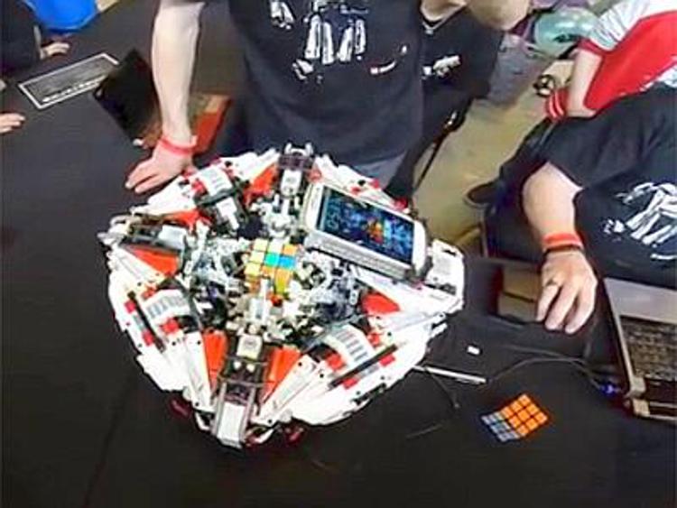 Record fatto a pezzi da un robot in pezzi (Lego), Rubik risolto in tre secondi