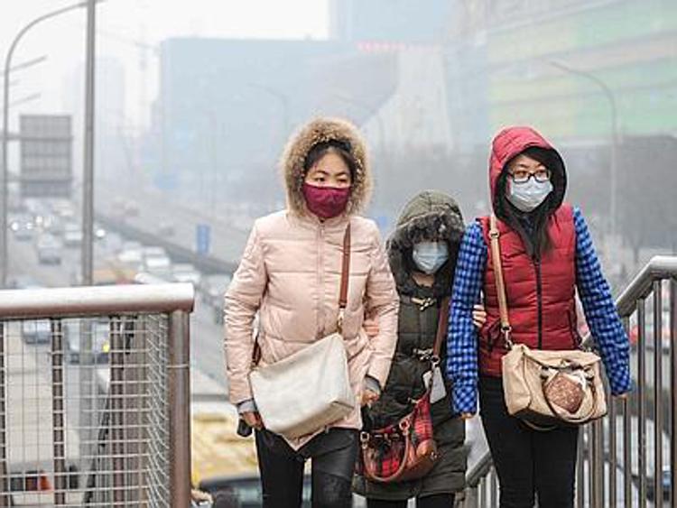 Pechino immersa nello smog, è allarme. Appello a bambini e anziani: ''Non uscite''