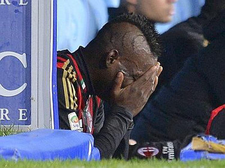 Le lacrime di Balotelli in panchina. Milan travolto per 3-1, riparte il Napoli