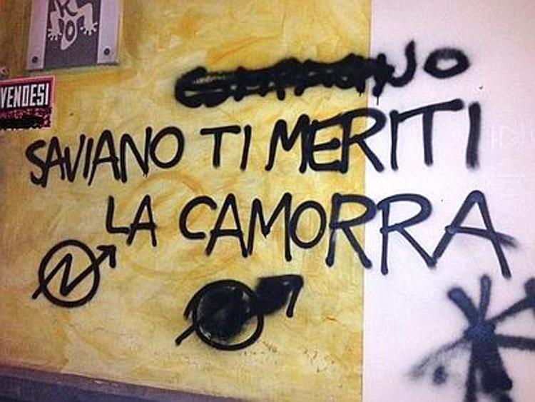 'Saviano ti meriti la camorra', frase choc su un muro in centro a Catania