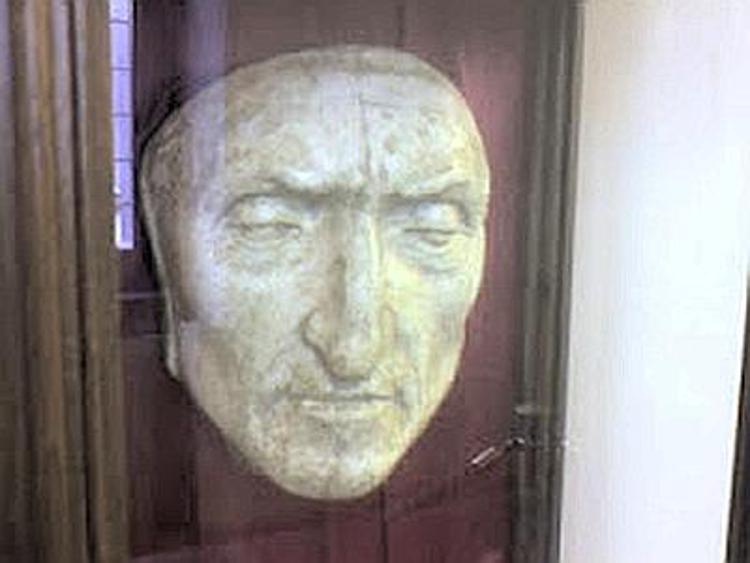 La maschera funebre del Sommo Poeta esposta a Firenze al Museo Casa di Dante