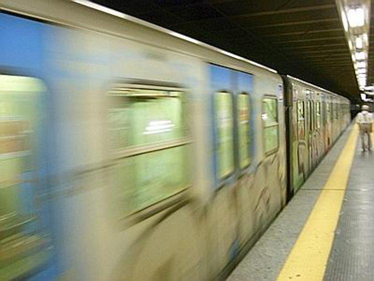 Tunisino lanciava sassi contro passeggeri sulla banchina della metro di Roma