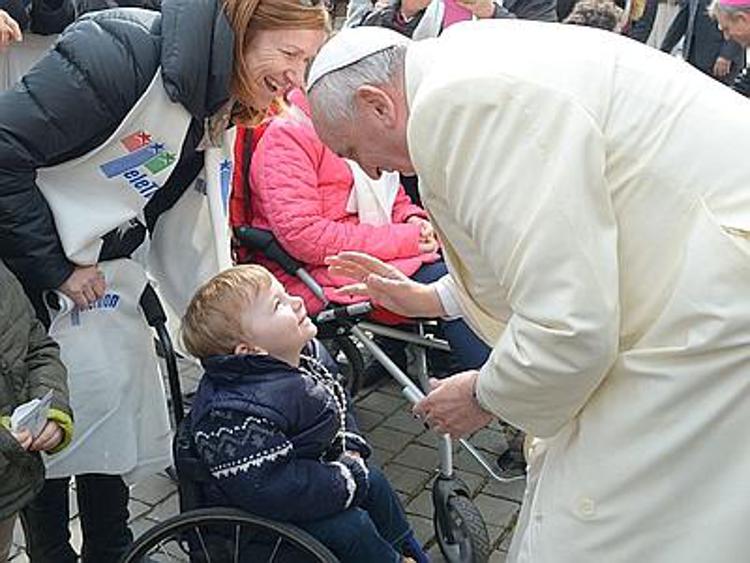 Il Papa incontra i piccoli pazienti. Un bimbo: perché hanno crocifisso Gesù?