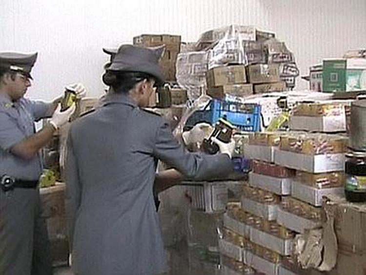 Milano, sequestrate a Cornaredo 16 tonnellate di alimenti scaduti