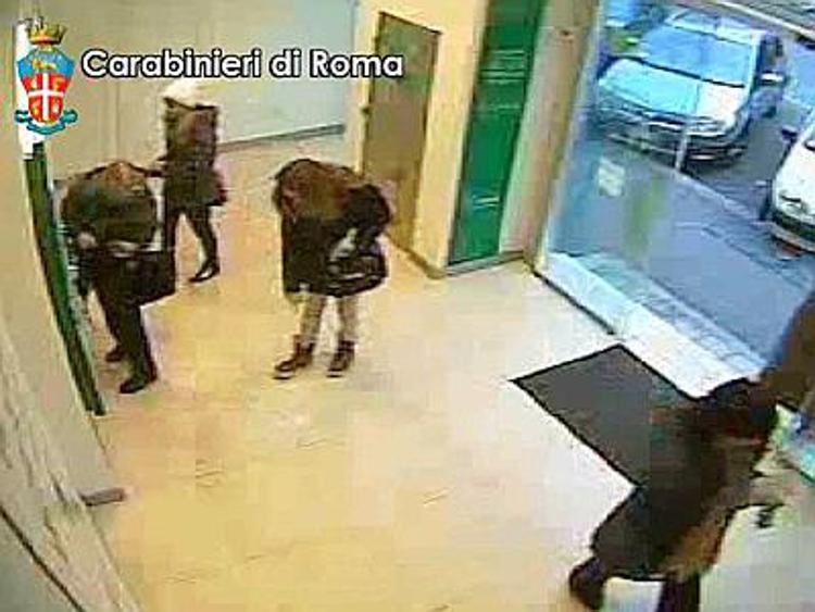 'Le sono caduti i soldi' e rubano bancomat Arrestata una banda specializzata a Roma