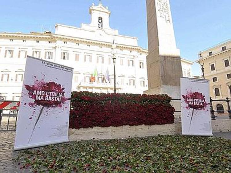 Crisi, imprenditori piemontesi in piazza Montecitorio a Roma regalano rose