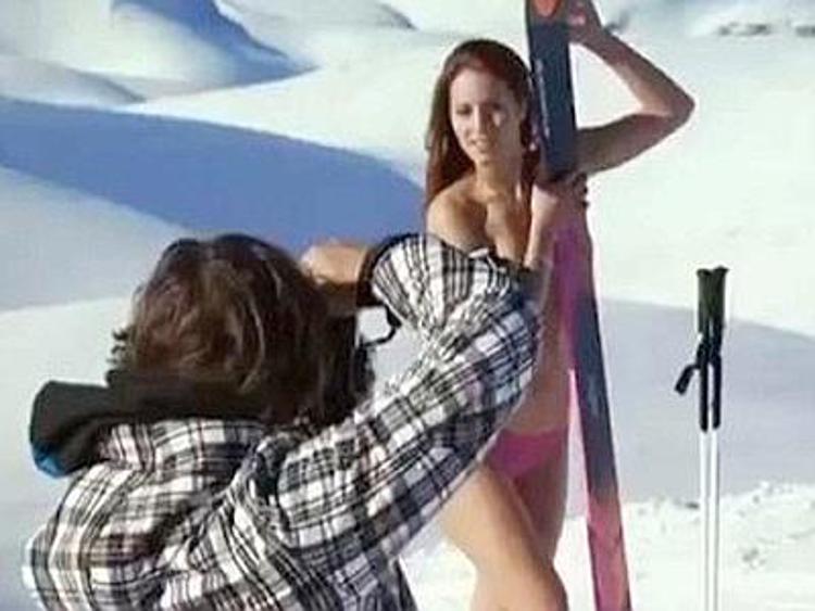 Cento libanesi fotografati nudi, solidarietà alla sciatrice Chamou