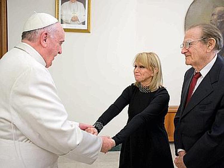 Rita Pavone ricevuta da Papa Francesco: 