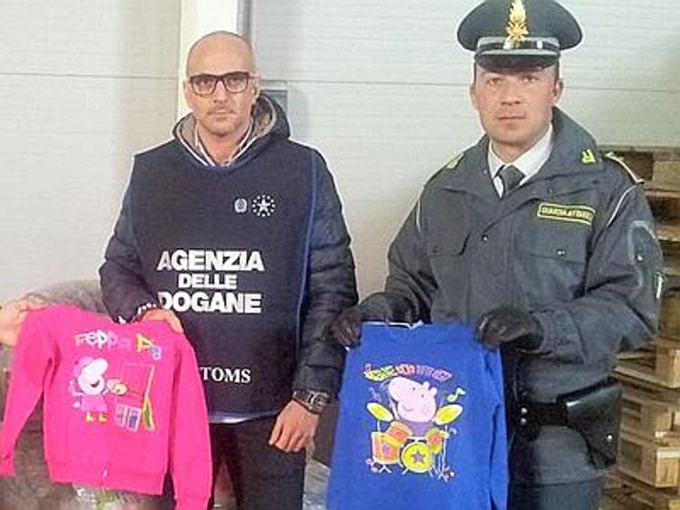 Bari, sequestrati migliaia di capi contraffatti con falso marchio Peppa Pig