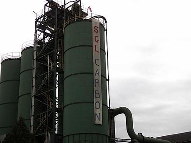 Terni, otto operai Sgl Carbon di Narni incatenati sopra silos