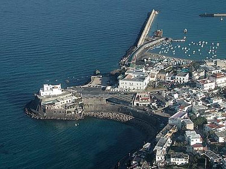 Ischia, smaltimento rifiuti e sversamento in mare: sequestrato complesso alberghiero a Forio
