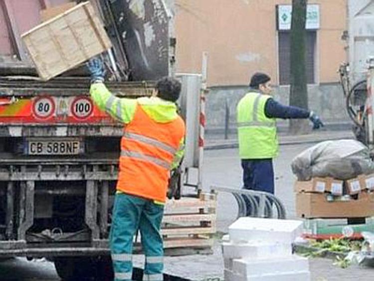 Palermo, fanno la spesa durante il turno di lavoro: denunciati due netturbini