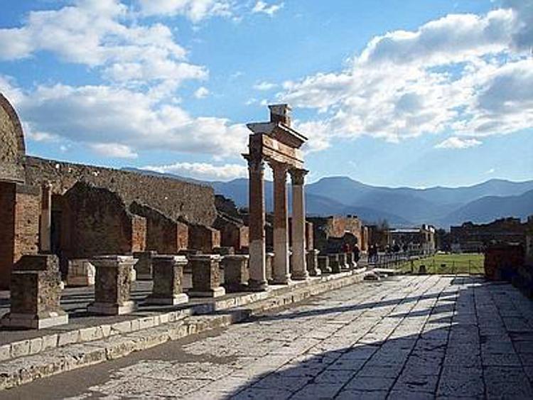 Pompei, protesta operatori turistici: sit-in davanti entrata scavi