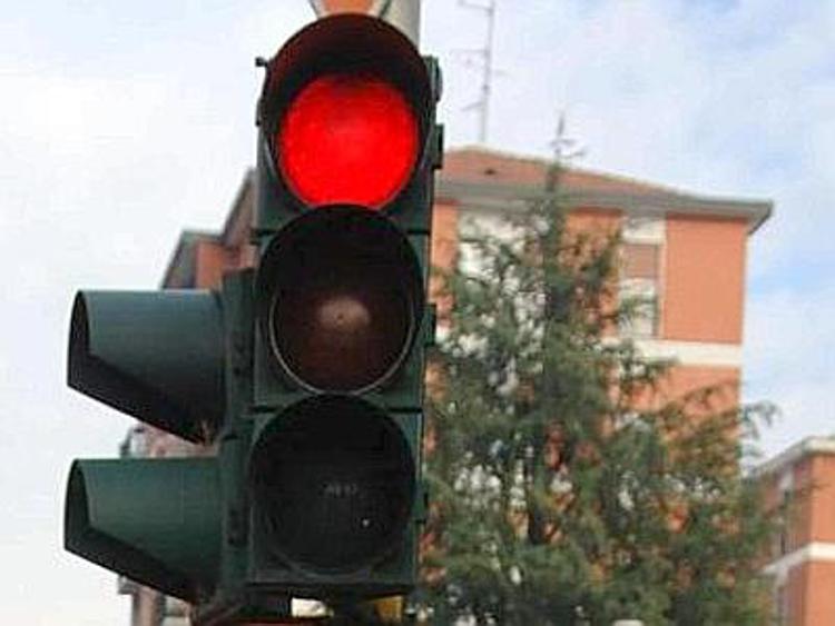 Ubriaco e senza patente ignora 7 semafori rossi, 24enne arrestato a Bologna