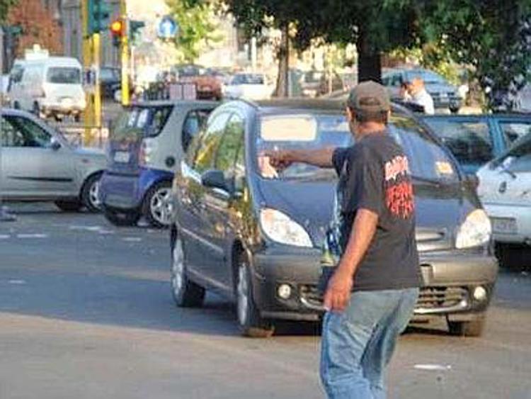Napoli, parcheggiatore abusivo minaccia donna: arrestato