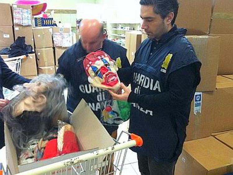 Carnevale, Gdf di Roma sequestra oltre 2 milioni di maschere e trucchi pericolosi
