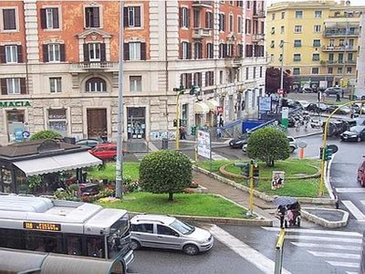 Senzatetto trovato morto in giardini piazza Bologna a Roma