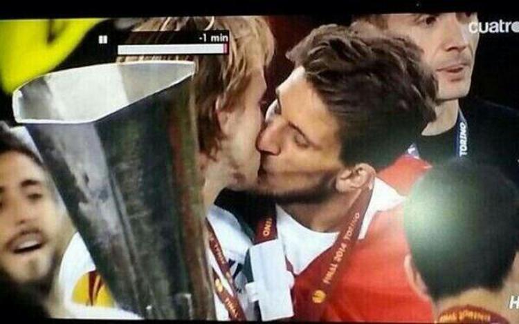 Carrico e Rakitic festeggiano con un bacio gay la vittoria del Siviglia all’Europa League