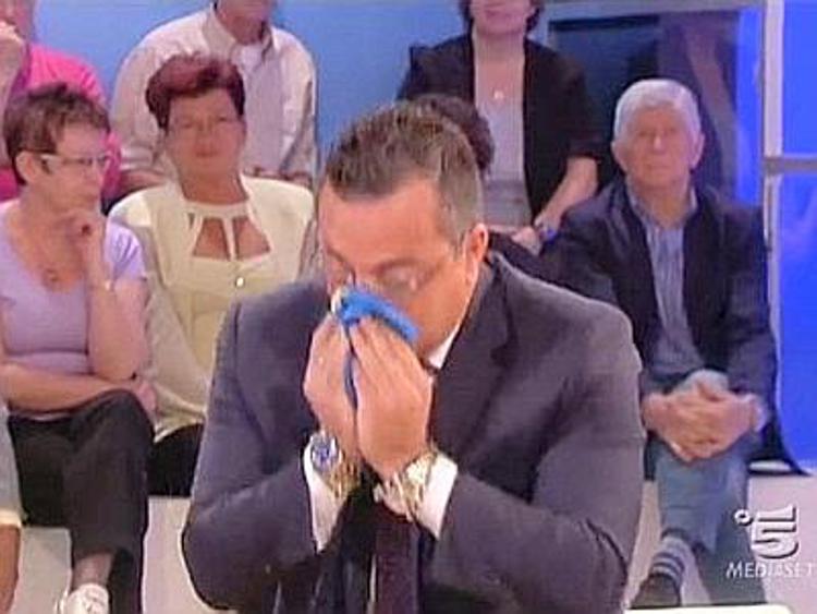 Buonanno (Lega Nord) strappa bandiera Ue e ci si soffia il naso