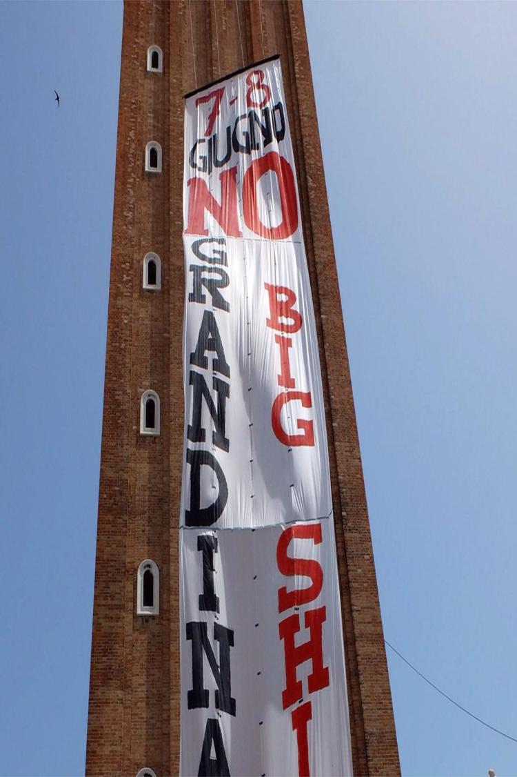 Venezia, sul campanile di San Marco la protesta contro le grandi navi in laguna