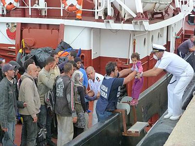 Sicilia, 460 i migranti sbarcano a Pozzallo, 300 lasceranno regione in aereo