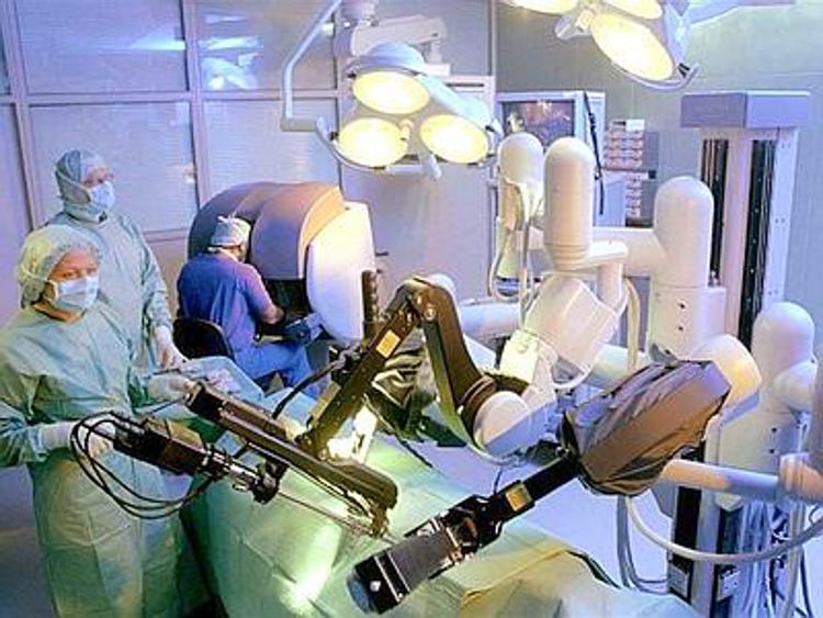 Milano, intervento record su bimbo di 2 anni malato di tumore: organi salvati da robot