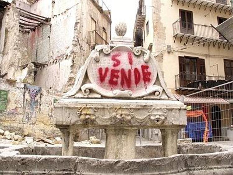 Palermo, Comune ripulirà fontana piazza Garraffello deturpata ieri