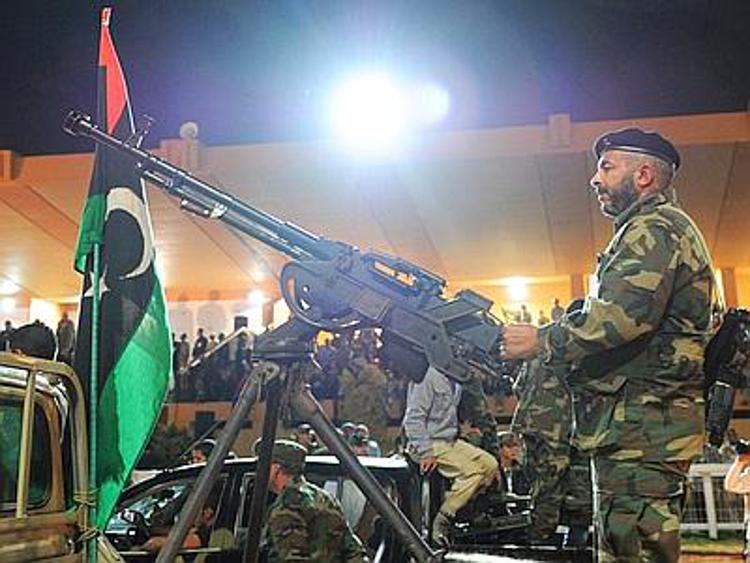 Libia: Paese nel caos, razzi contro aeroporto Bengasi e tv, 2 morti a Tripoli
