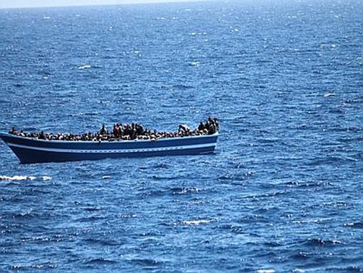 Soccorsi due barconi a largo della Sicilia, a bordo 100 bambini