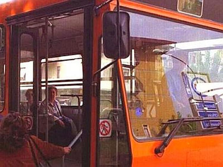 Bari, lite per precedenza stradale: picchiato autista bus pubblico
